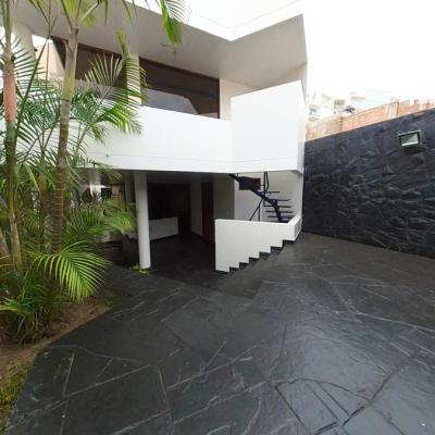 ALQUILER DE LINDA CASA DE 3 PISOS EN PIMENTEL